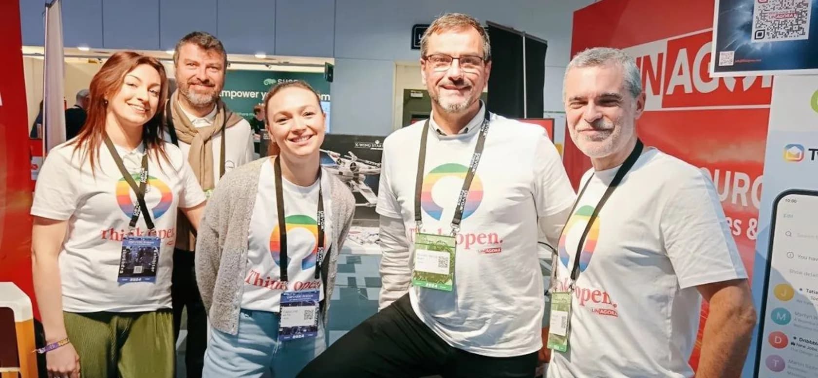 L'équipe LINAGORA en t-shirts Think Open sur un stand de conférence développeurs